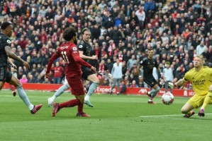  阿森纳门将低级失误，伯恩茅斯补时扳平抢关键一分  