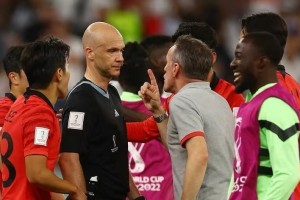  都灵德比爆发冲突，布雷默染红下场  