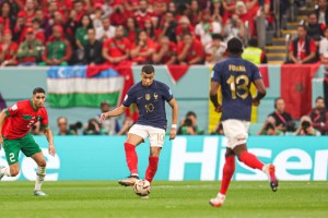  姆巴佩梅开二度助球队取胜，法甲射手榜强势登顶  