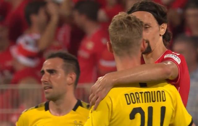  德甲黑马弗赖堡爆冷击败拜仁引热议  