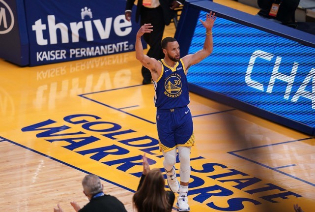  库里单场14记三分破纪录，勇士狂胜雷霆53分  